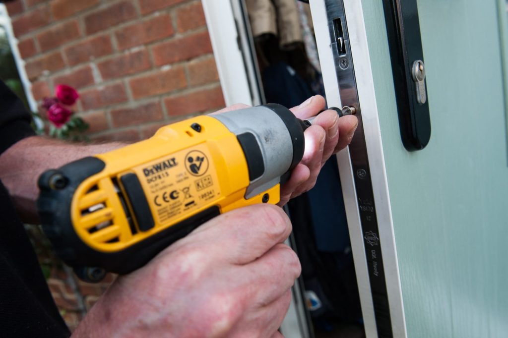 Установка замков входных дверей с выездом в Урае